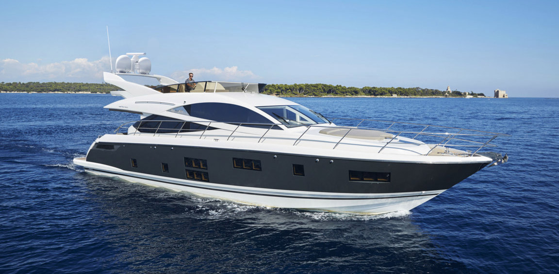Alquiler de yate de lujo en Tenerife: Pearl 65 navegando frente a la costa