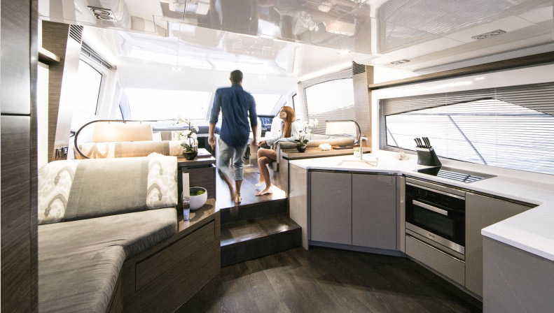 Interior de lujo del yate Pearl 65 en alquiler en Tenerife: salón y cocina